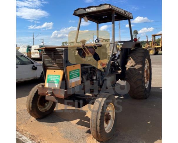 Foto de TRATOR VALTRA AMARELO