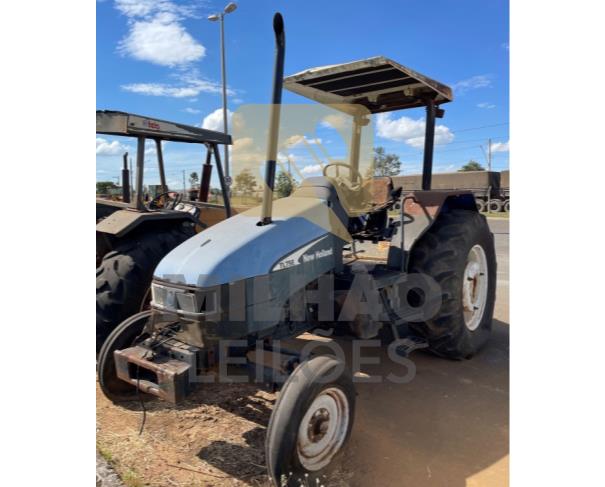 Foto de TRATOR NEW HOLLAND AZUL